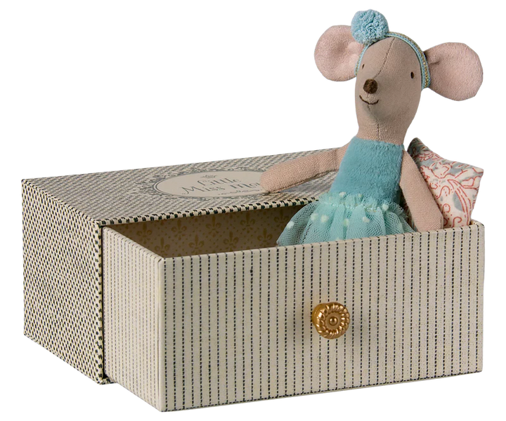Dance mouse in daybed, Little sister